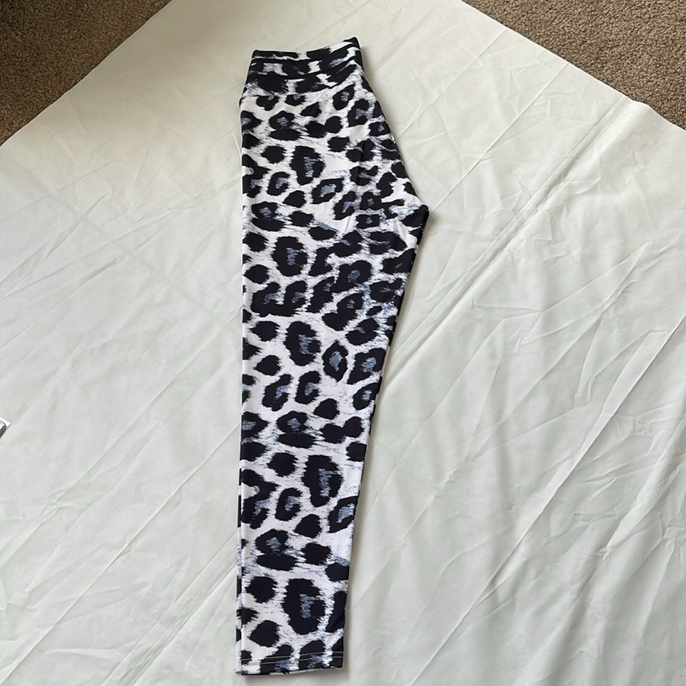 1490- SHEIN white, black and grey Leopard Print Leggings- large